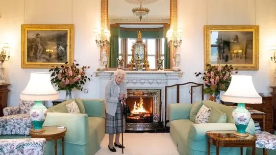 La historia detrás del último retrato público de la reina Isabel II