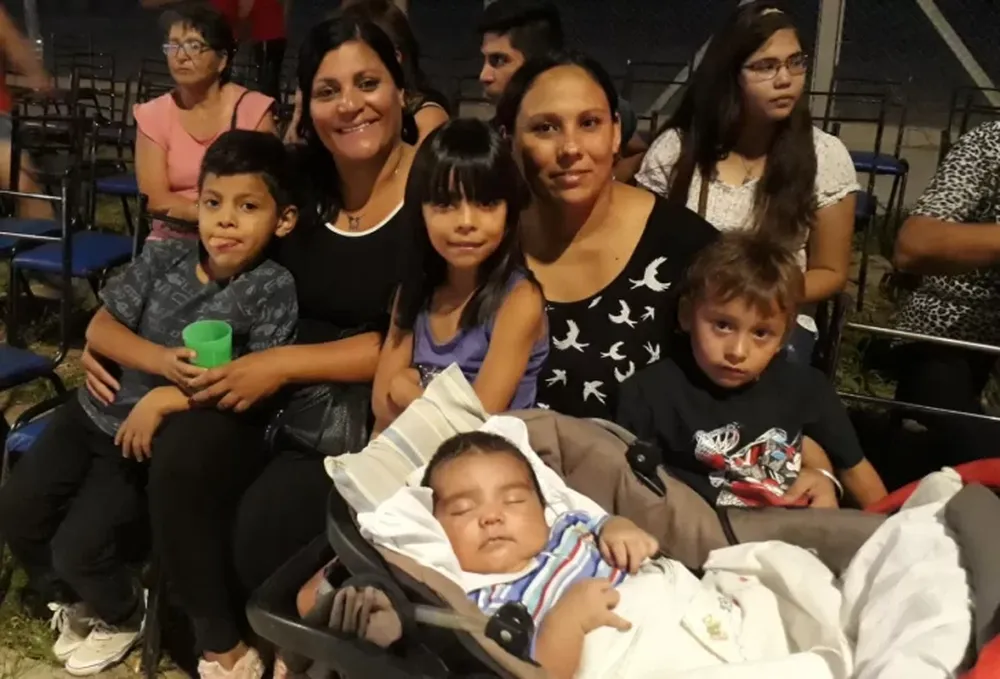 Las comadres que llegaron temprano al Carrusel con sus familias