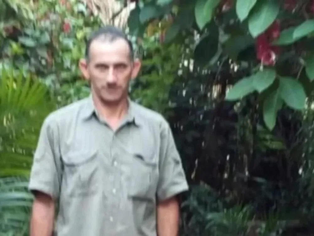 Atacó a machetazos a su ex, mató al jefe de ella y escapó