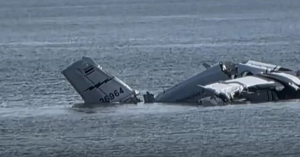 Un avión de la policía tailandesa se estrelló en el mar: hay seis muertos