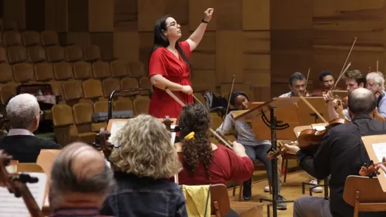 La Sinfónica, con batuta femenina