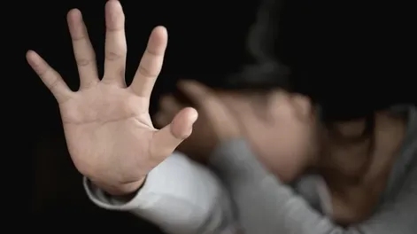 Su hija de 5 años la salvó de que su pareja siguiera golpeándole la cabeza