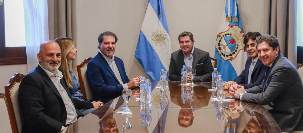 Elgobernador Marcelo Orrego recibió al economista y analista financiero ClaudioZuchovicki.