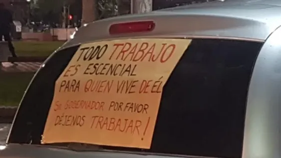 Con bocinas, banderas y carteles,  sanjuaninos protestaron por la nueva cuarentena