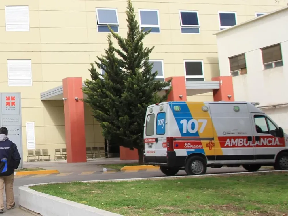 Una motociclista terminó fracturada luego de chocar con una camioneta