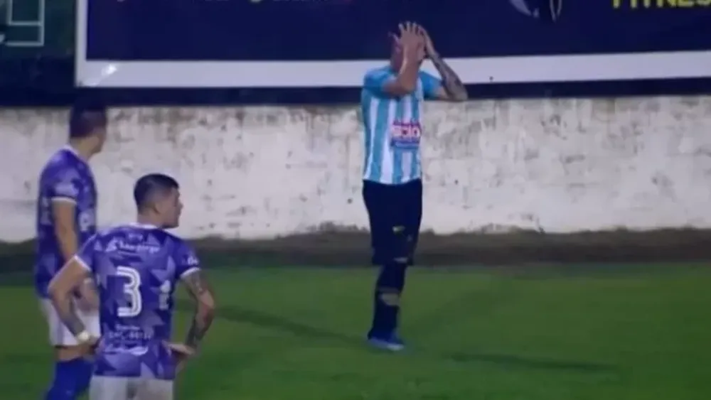 VIDEO: a un jugador del ascenso lo expulsaron por ¡orinar en pleno partido!