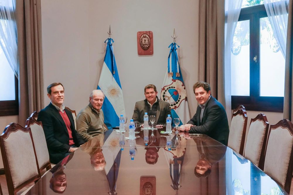 Orrego con las autoridades de La Anónima.