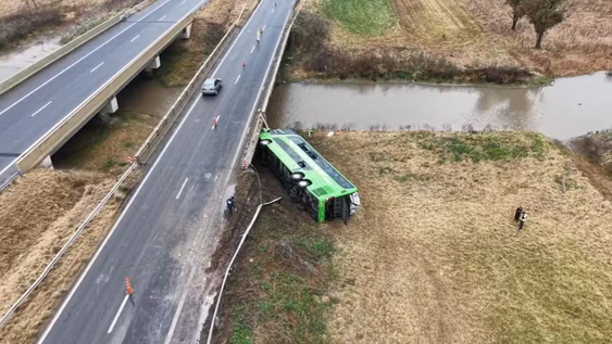 las impactantes imagenes del micro que volco y cayo desde un puente en carmen de areco