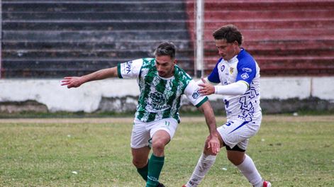 Goleador. Omar Benavídez gana ante la marca de Salvá. Desamparados venció a Colón Junior y se metió en el Regional Amateur. Gentileza: Nuestro Fútbol.&nbsp;