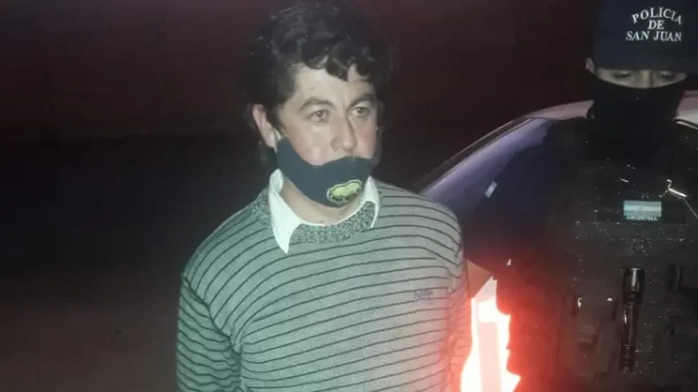 Discutió con su pareja, le dio una trompada y luego la agarró del cuello: fue detenido