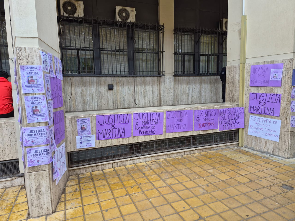 "Justicia por Martina", rezaban los carteles colocados en las afueras de Tribunales.&nbsp;