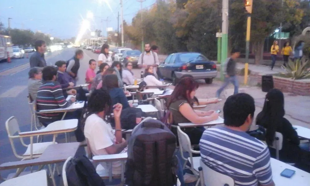 Previo al paro de 6 días, alumnos y profesores cortaron Ig. de la Roza para una clase pública