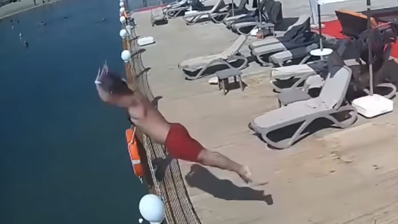 Momento en el que se tira al mar.