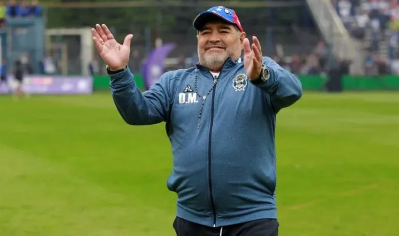 El chat de los enfermeros de Maradona: vómitos, caída y un alerta por “lo legal”