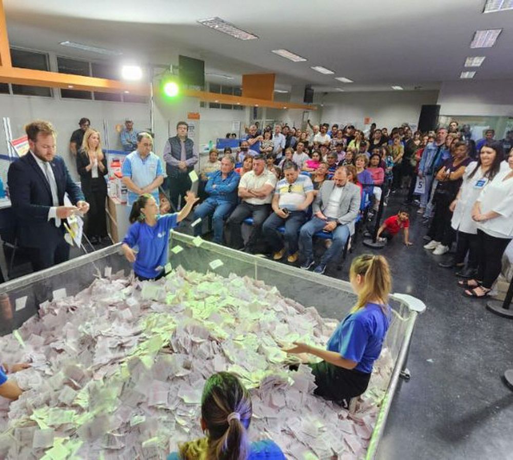 ANTERIOR. El pasado 5 de octubre se realizó el anterior sorteo de cupones no ganadores, también con público presente, pero en las instalaciones de la Sala de Gerencia de Préstamos de la CAS.