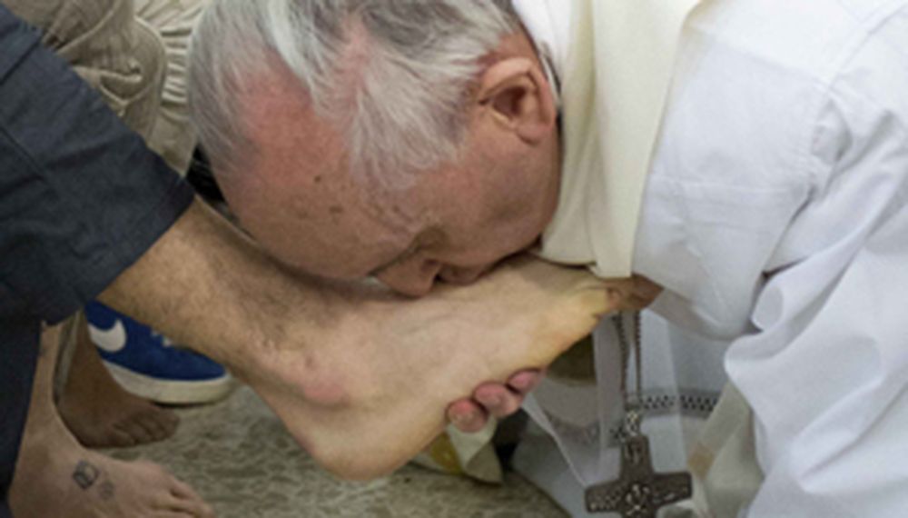 El Papa lavó pies a 12 jóvenes reclusos, incluida una musulmana