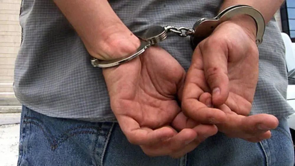 Dos chicos de 13 y 16 años intentaron robar un auto sin saber que era de un policía