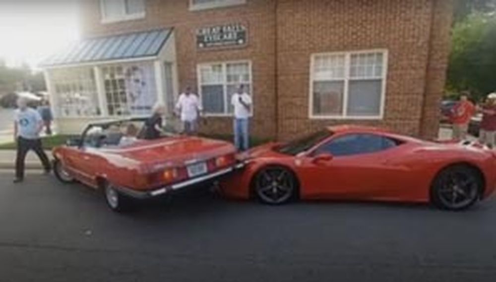 Problemas de cálculo: estacionó su auto encima de una Ferrari