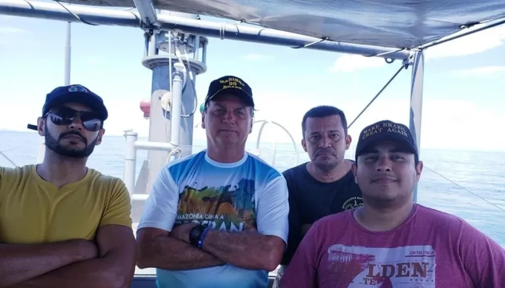 Bolsonaro se tiró al mar y provocó una aglomeración de gente