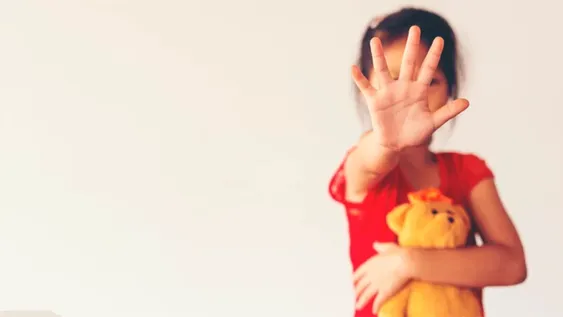 Un sujeto abusó de los hijos de su pareja y lo condenaron, pero sin cárcel efectiva