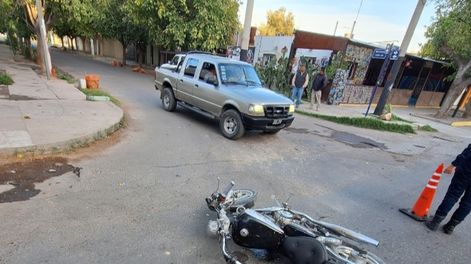 Motociclista sufrió la fractura de su pie tras chocar contra una camioneta