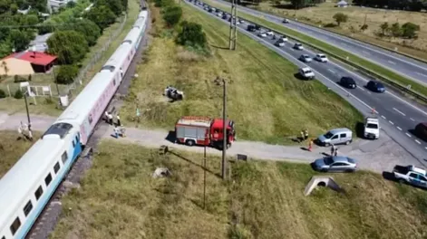 Un muerto y dos heridos tras impresionante choque entre un tren y un auto