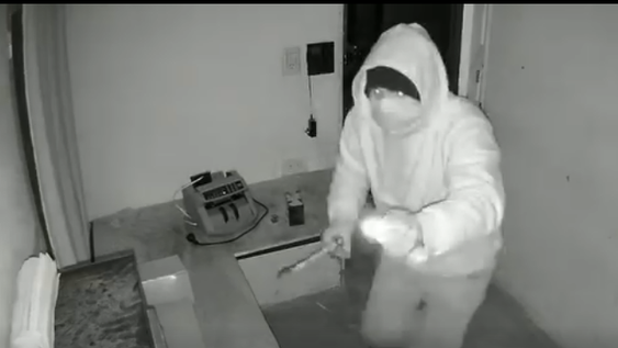 Cortez quedó registrado por las cámaras de seguridad. Foto captura video.&nbsp;