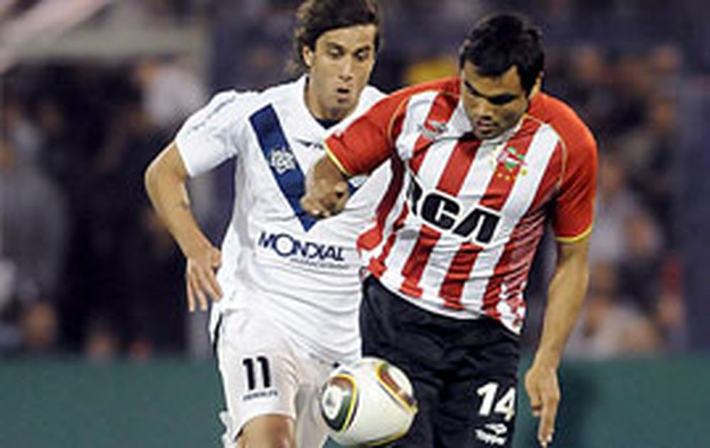 Estudiantes sigue solo