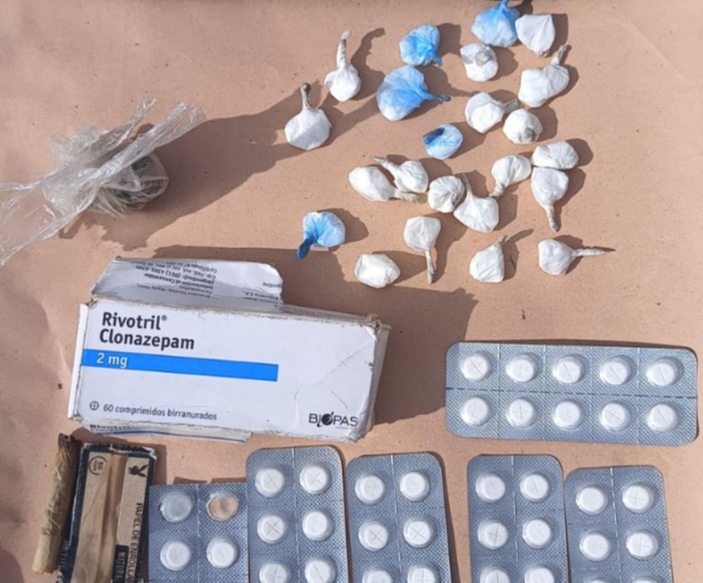 Detuvieron a dos jovenes con pastillas, cocaína y marihuana en una plaza de Rawson