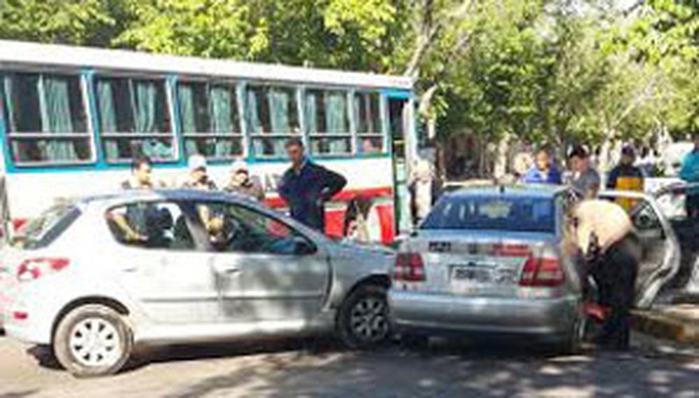 Espectacular accidente ocurrió en pleno centro y complicó el tránsito