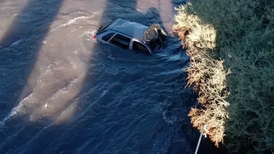 Poco más de 24 horas después, hallaron el auto de la pareja que cayó ayer al canal