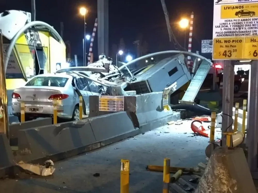 [VIDEO] Trágico accidente en la autopista Illia: un auto se incrustó en la cabina de peaje