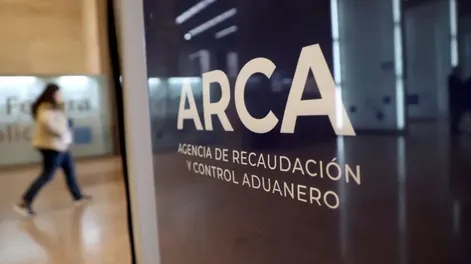 La recaudación cayó 7,6% real en enero y encendió alertas por la baja del IVA y la actividad