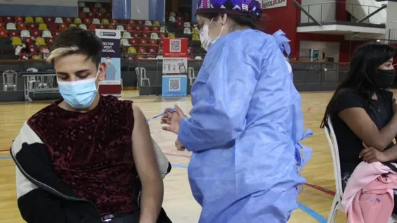 En burbujas de a 6, los chicos de 17 años ya son vacunados