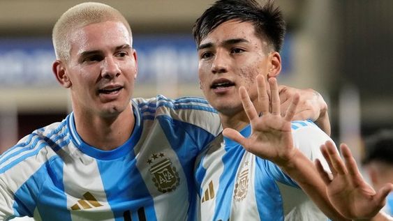 Ian Subiabre festeja su gol junto a Franco Mastantuono, que le permitió a la Argentina ganarle a Colombia y clasificar al Mundial Sub/20.