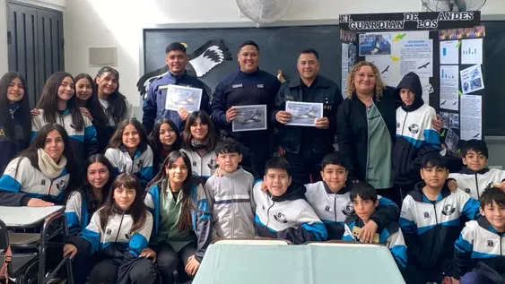 Los alumnos recibieron a los oficiales de la Policía Ecológica con todos los elementos de su presentación en la feria y una sorpresa para ellos.