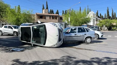 Tremendo vuelco de un auto tras chocar contra otro en una transitada zona de Capital