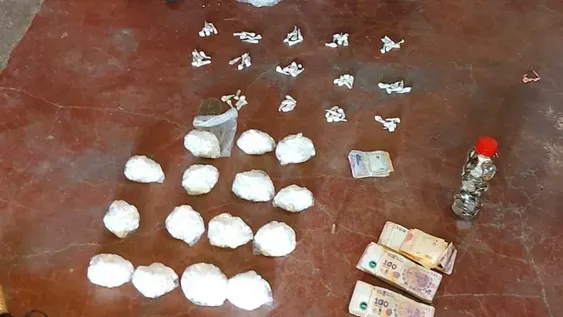 Apresan a pareja con un arma, droga y dinero