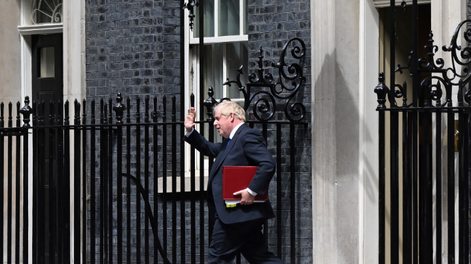 Luego de una ola de renuncias, Boris Johnson afirma que sigue al frente del Gobierno