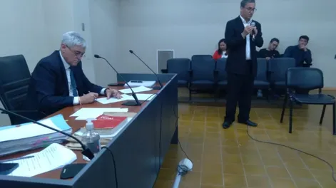 El médico Maximiliano Babsía (de pie) negó haber provocado con su actuación el desenlace fatal de su paciente.