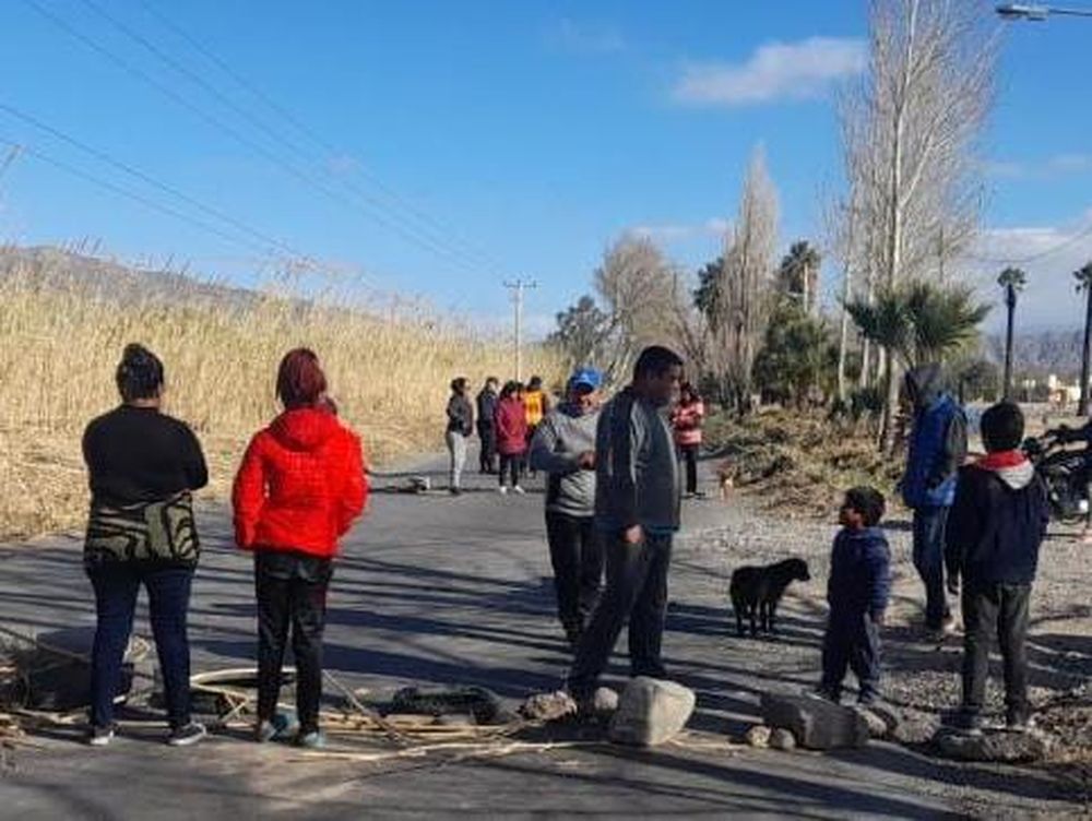 Vecinos de barrio Valle Grande cortaron la calle para reclamar por la escasez de agua