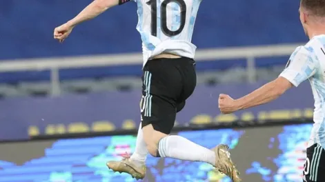 Relajado en su sillón, Messi festejó el pase a la final de Argentina en futsal