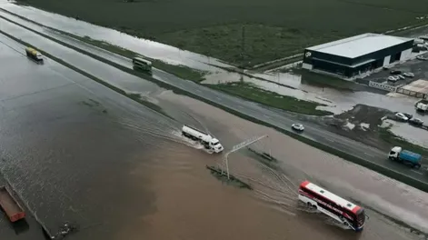 Inundaciones en Buenos Aires: el dramático relato de una maestra varada en un colectivo con 37 alumnos