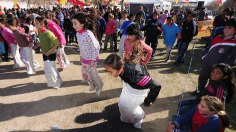 Una fiesta para los niños con juegos tradicionales