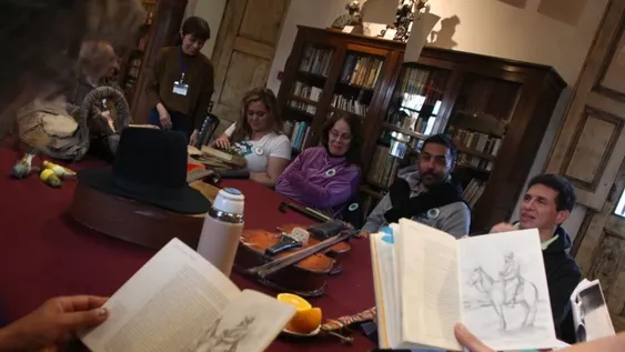 Libros en manos de las narradoras y con los objetos que explorará a su momento, todo está listo para disfrutar del placer de la lectura, que muchos de los participantes -con ceguera o baja visión- creyeron perdido.