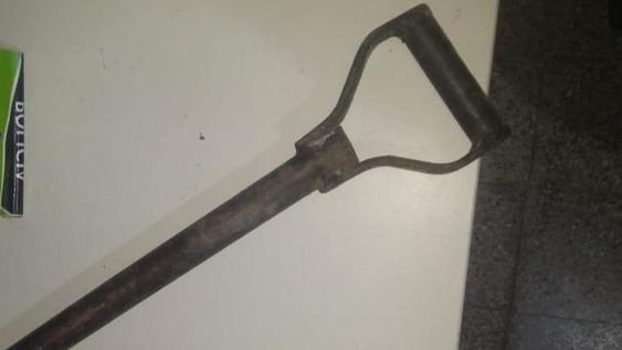 Llegó al hospital con un corte en la cabeza luego de ser atacado por su padre con una pala