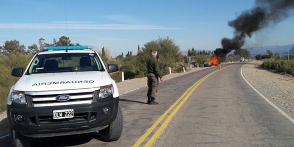 Se le prendió fuego su auto en plena Ruta 150, lo perdió todo