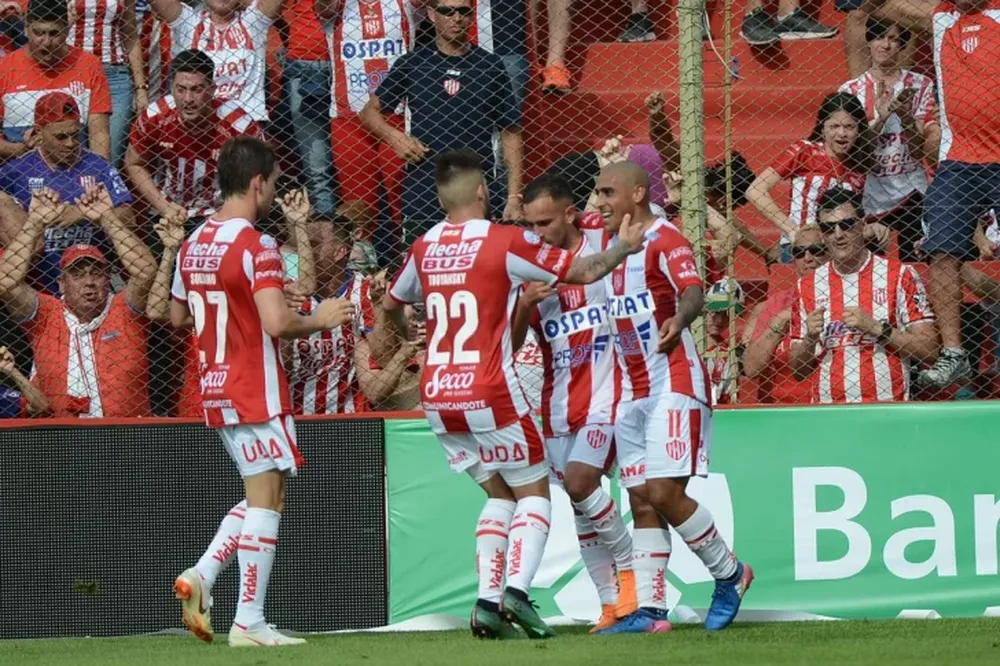 Unión venció a Gimnasia y no le pierde pisada a los de arriba