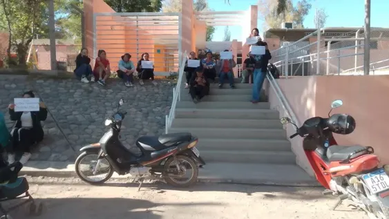 Alumnos jachalleros bloquearon el ingreso de su escuela en reclamo por la falta de agua