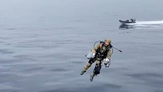 [VIDEO] ¿Es Ironman? No, es un soldado británico probando el futurista traje militar “jetpacks”
